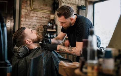 Salon fryzjerski przy pracy
