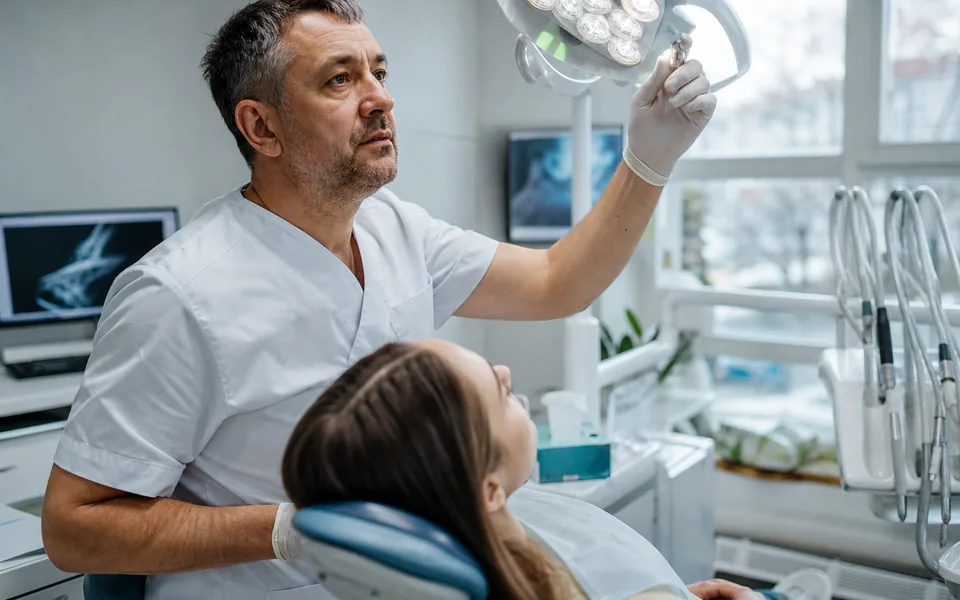 Dentystka przy fotelu w gabinecie stomatologicznym