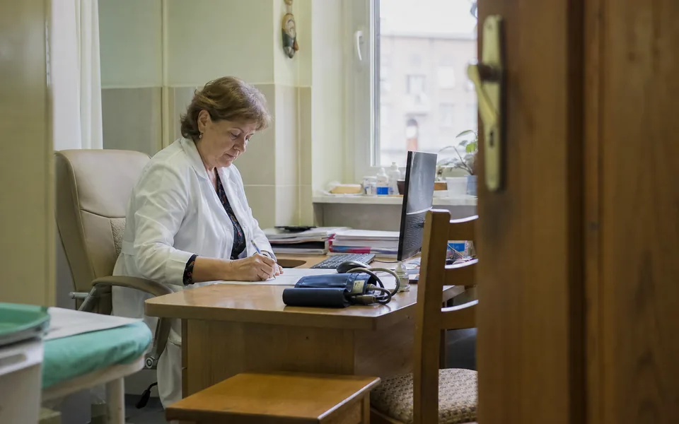 Lekarka rozmawia z pacjentem w gabinecie